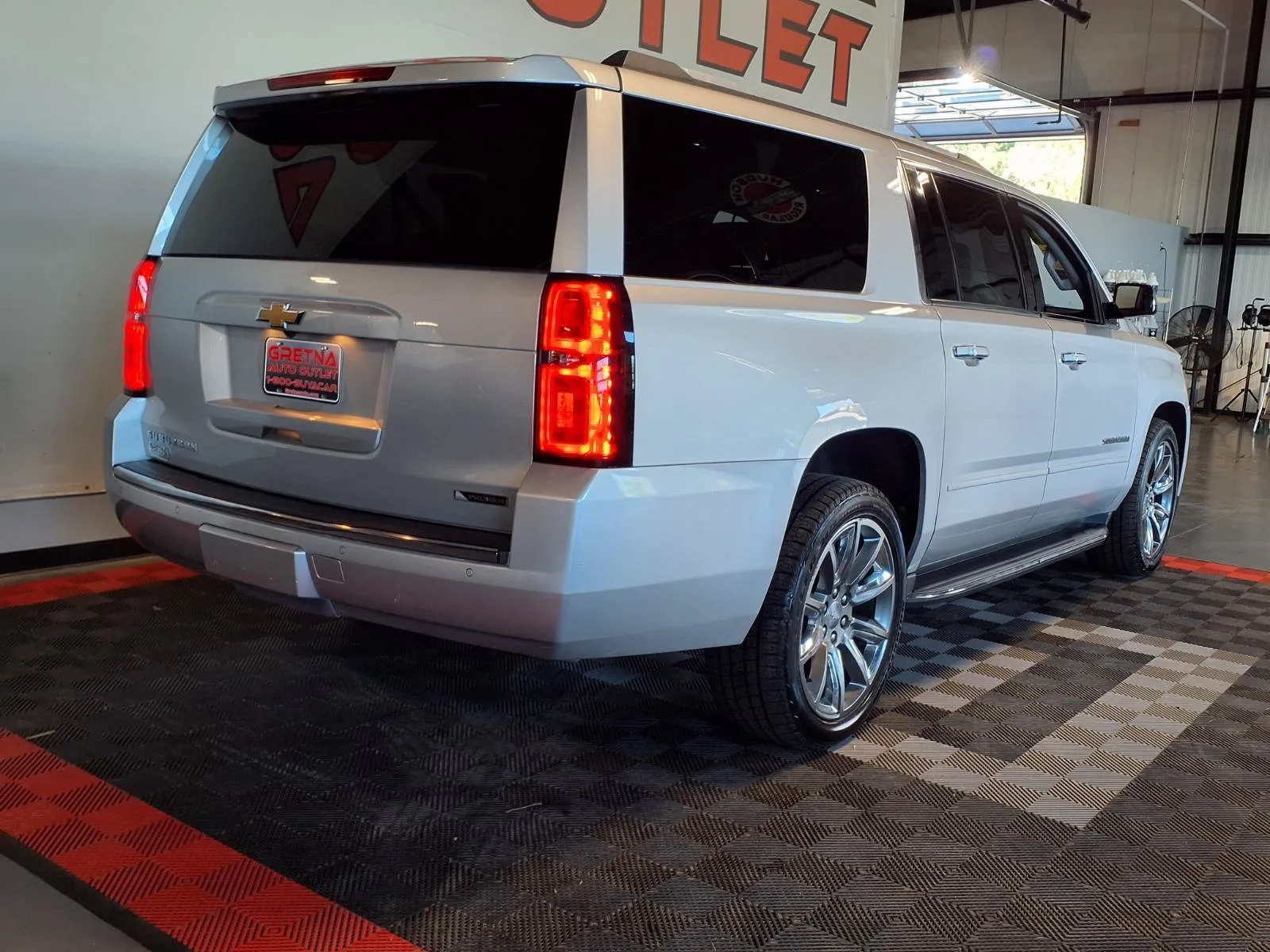 Chevrolet Suburban photo 9