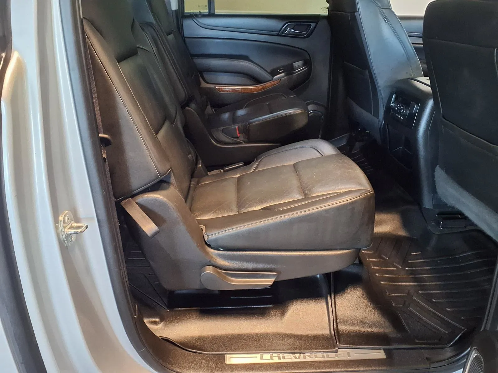 Chevrolet Suburban photo 11