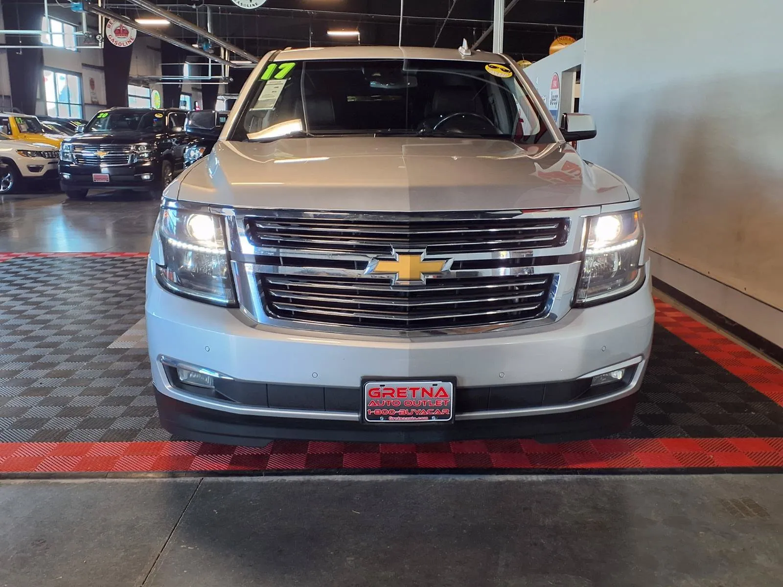 Chevrolet Suburban photo 3