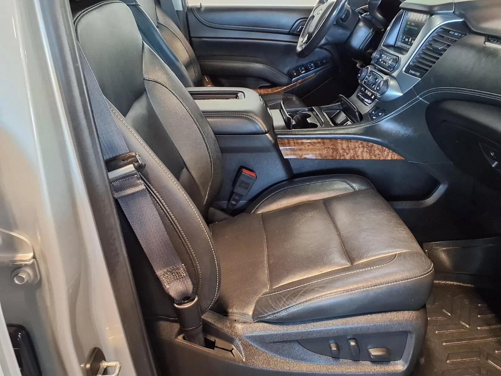 Chevrolet Suburban photo 13