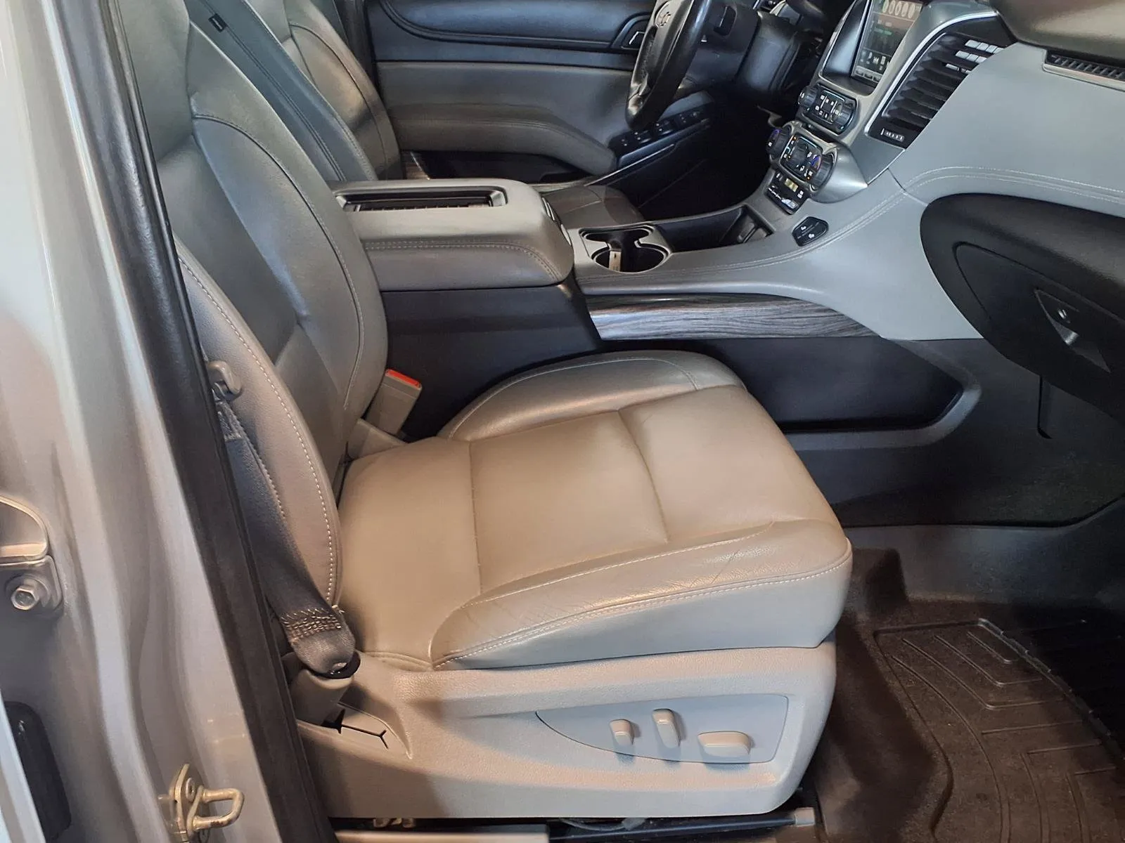 Chevrolet Suburban photo 13
