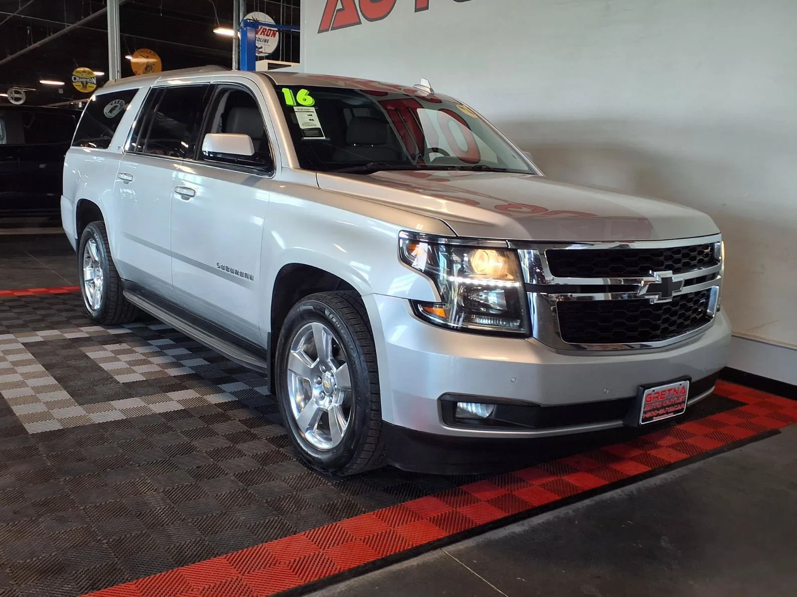 Chevrolet Suburban photo 2
