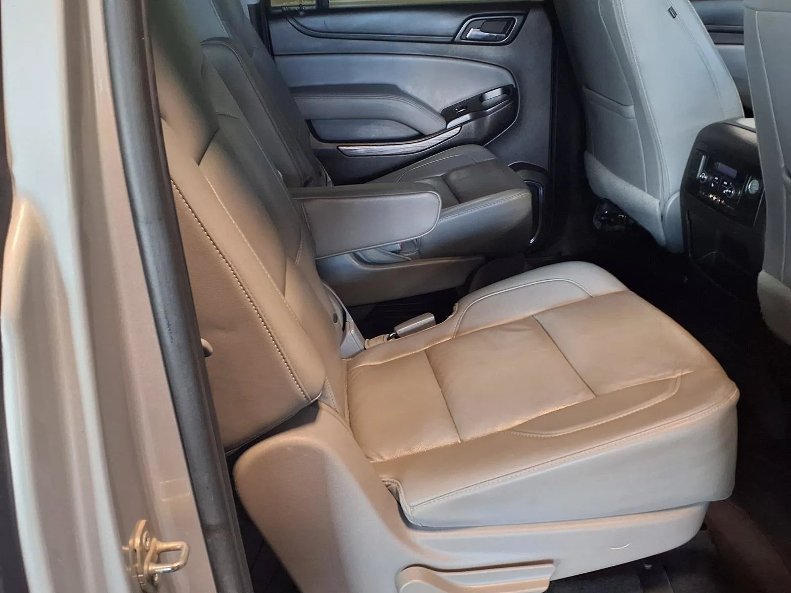 Chevrolet Suburban photo 11