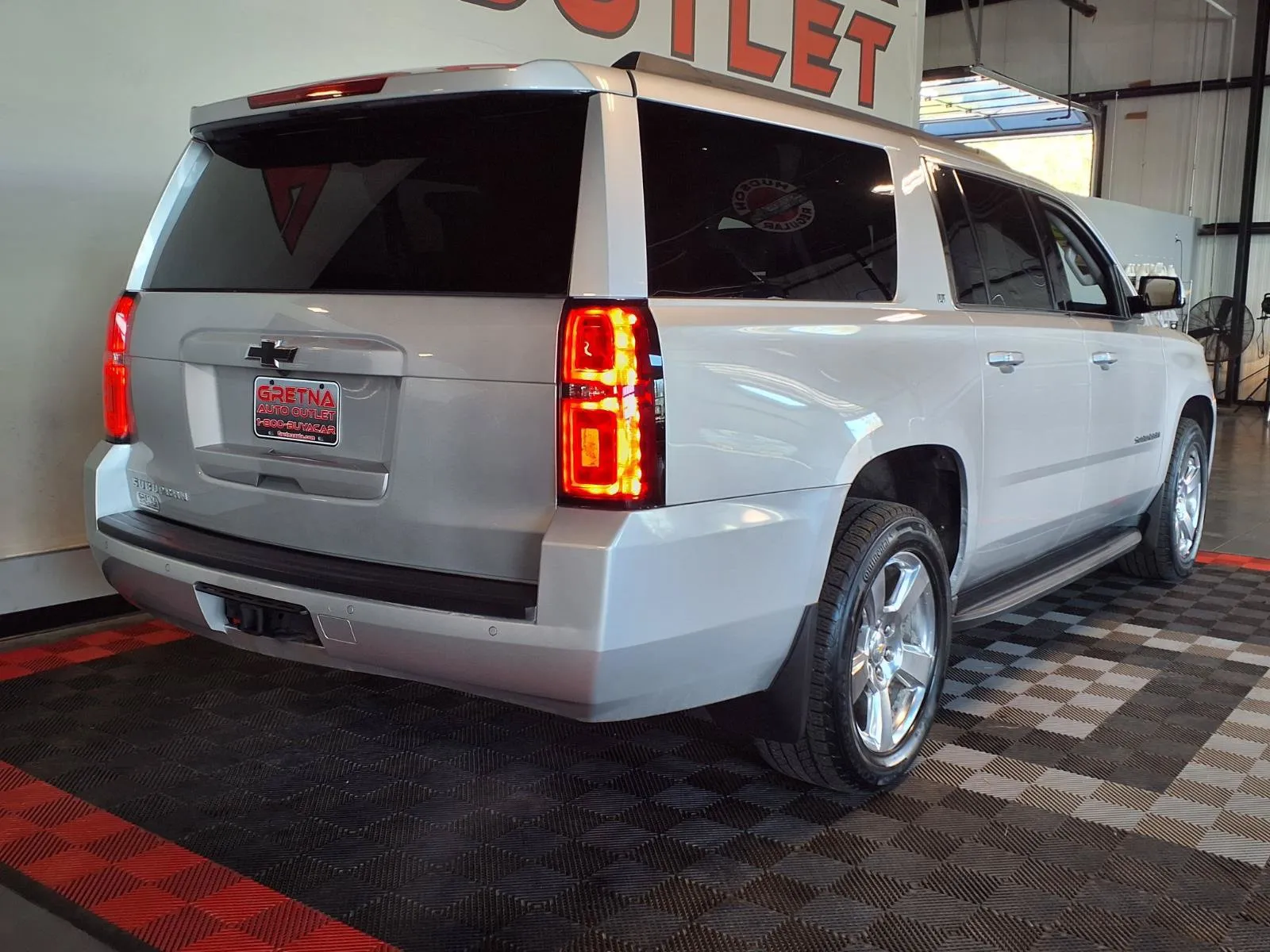 Chevrolet Suburban photo 9
