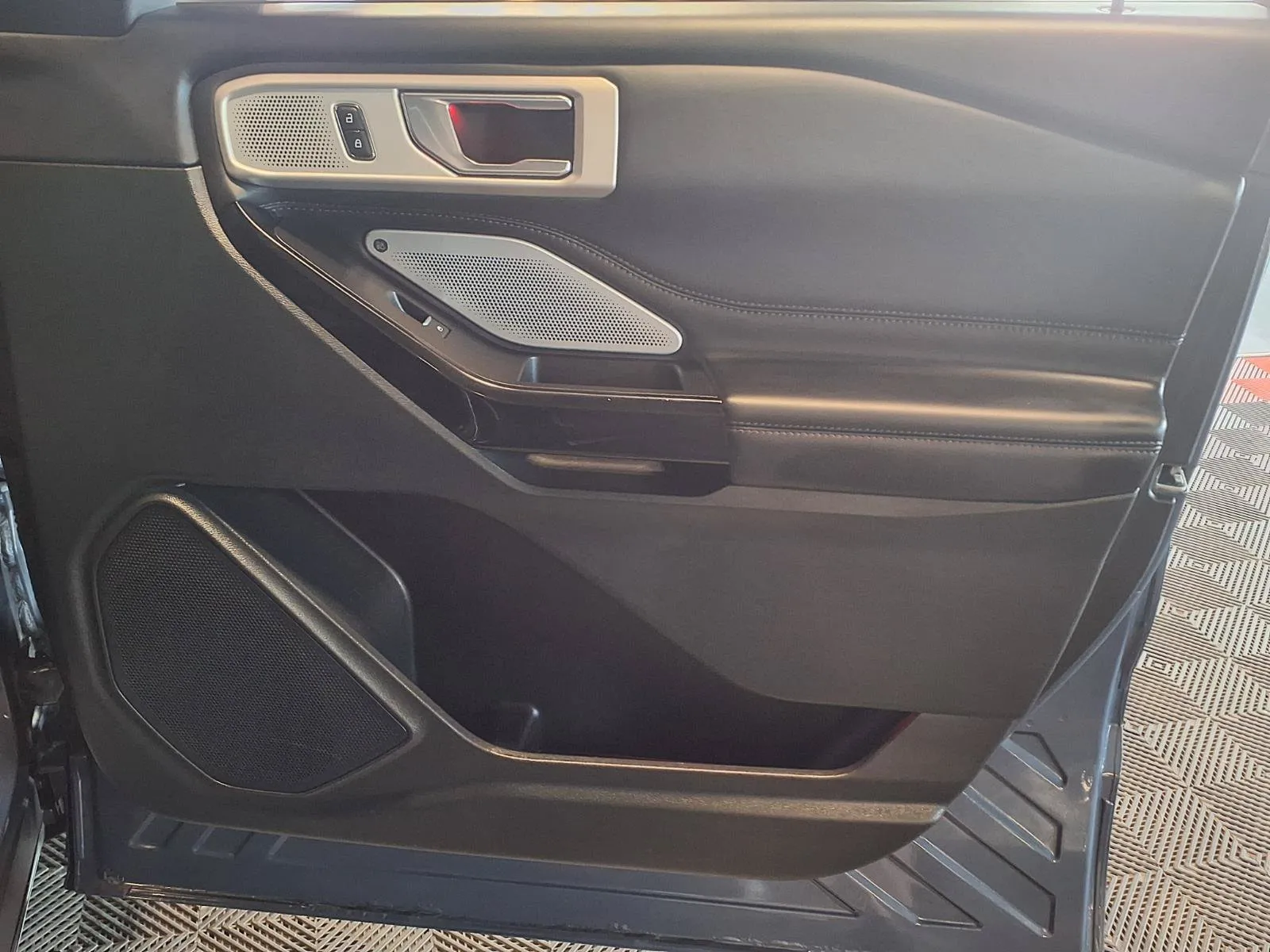 Ford Explorer photo 12