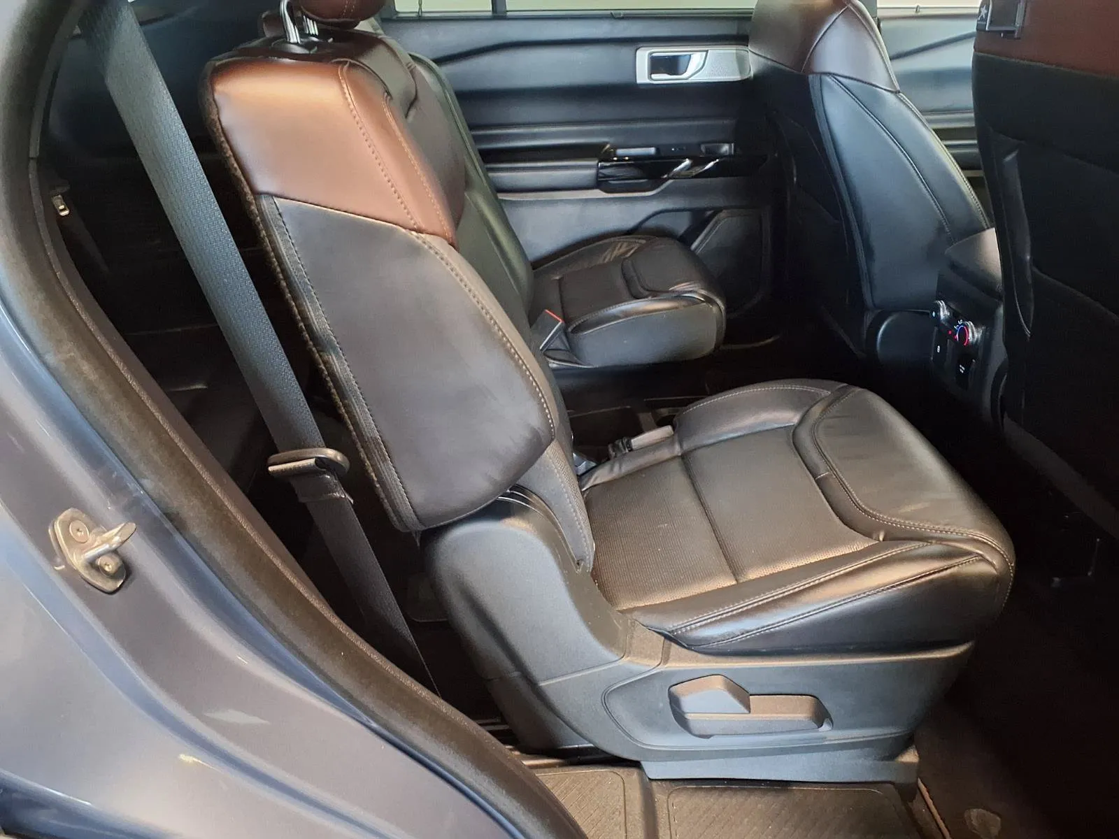 Ford Explorer photo 11