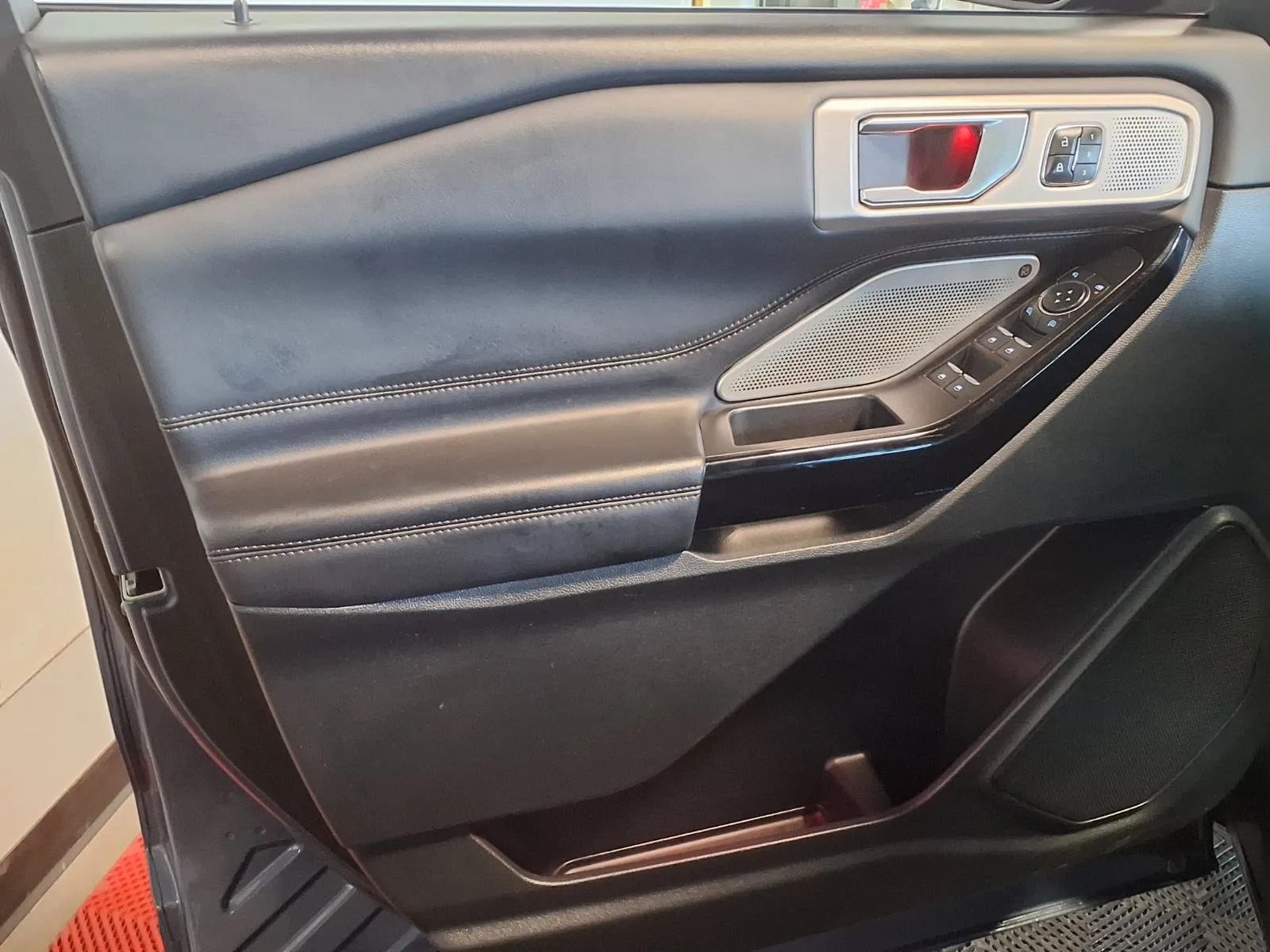 Ford Explorer photo 16