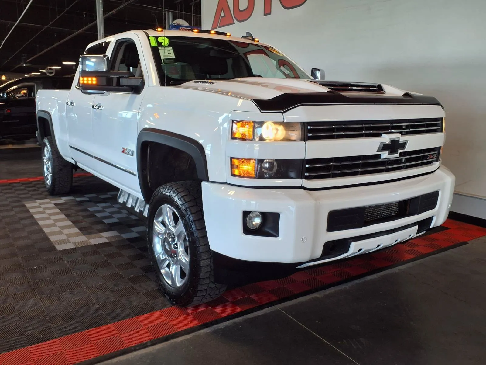 Chevrolet Silverado photo 2