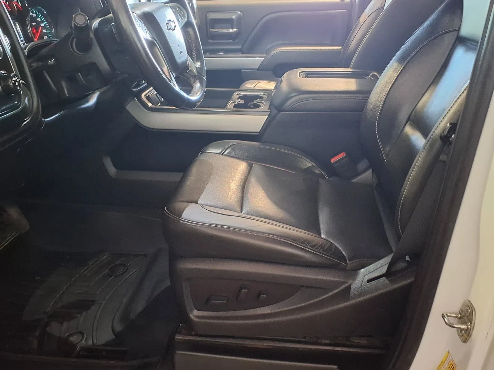 Chevrolet Silverado photo 17