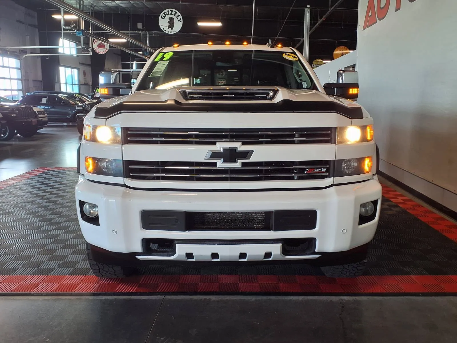 Chevrolet Silverado photo 3