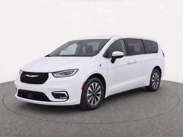 White 2023 Chrysler Pacifica Hybrid Touring L for sale in Frederick, MD