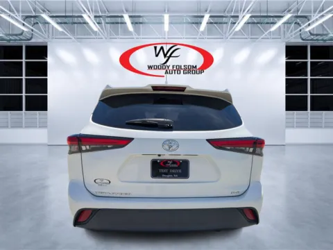 More photos of 2021 Toyota Highlander XLE at Woody Folsom CDJR of Douglas, GA
