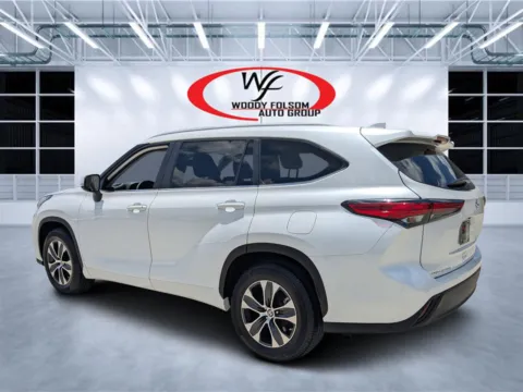 More photos of 2023 Toyota Highlander XLE at Woody Folsom CDJR of Douglas, GA