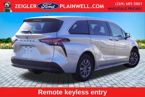More photos of 2021 Toyota Sienna LE at Zeigler Ford of Plainwell, MI