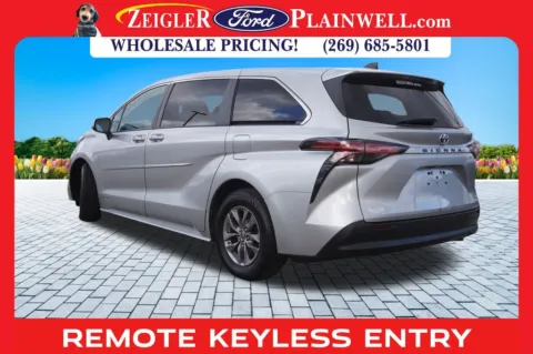 More photos of 2021 Toyota Sienna LE at Zeigler Ford of Plainwell, MI