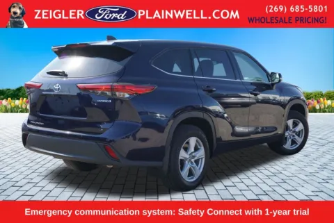 More photos of 2022 Toyota Highlander Hybrid LE at Zeigler Ford of Plainwell, MI