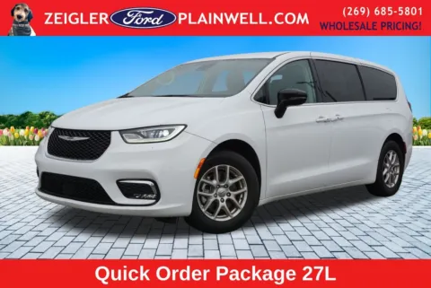 White 2023 Chrysler Pacifica Touring L for sale in Plainwell, MI