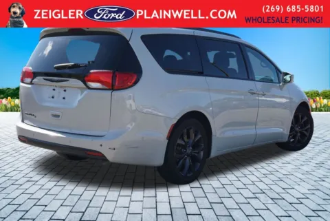 More photos of 2020 Chrysler Pacifica Touring at Zeigler Ford of Plainwell, MI