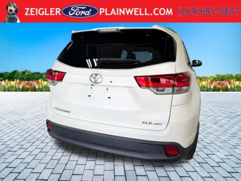 More photos of 2019 Toyota Highlander XLE at Zeigler Ford of Plainwell, MI