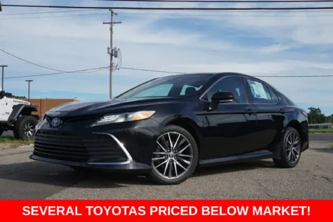 Black 2022 Toyota Camry Hybrid XLE for sale in Plainwell, MI