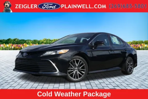 Black 2022 Toyota Camry Hybrid XLE for sale in Plainwell, MI