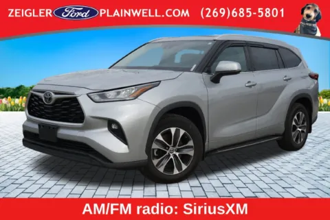 Silver 2022 Toyota Highlander XLE for sale in Plainwell, MI