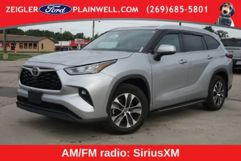 Silver 2022 Toyota Highlander XLE for sale in Plainwell, MI