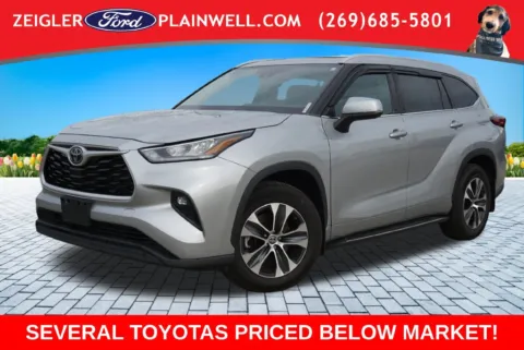 Silver 2022 Toyota Highlander XLE for sale in Plainwell, MI