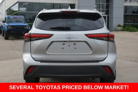 More photos of 2022 Toyota Highlander XLE at Zeigler Ford of Plainwell, MI