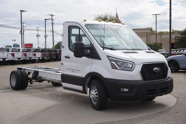 2023 Ford Transit Cutaway Base - Photo 4
