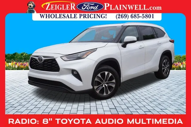 White 2023 Toyota Highlander XLE for sale in Plainwell, MI