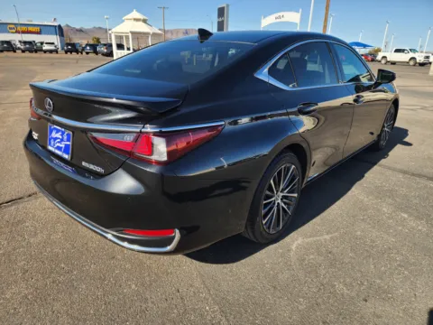 More photos of 2022 Lexus ES 300h at Martin Swanty's Paradise Auto, AZ