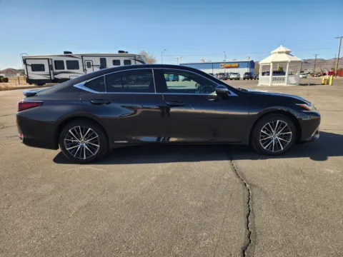 More photos of 2022 Lexus ES 300h at Martin Swanty's Paradise Auto, AZ