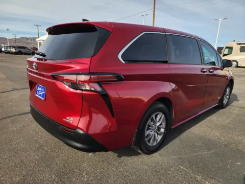 More photos of 2021 Toyota Sienna XLE at Martin Swanty's Paradise Auto, AZ