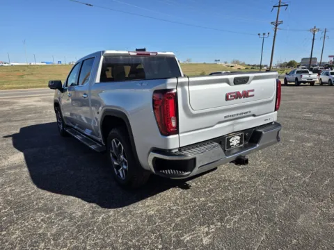 More photos of 2022 GMC SIERRA 1500 SLT at Williams Group Auto, TX