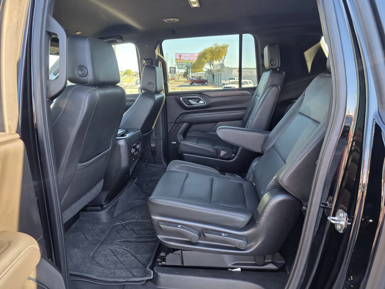 2021 Chevrolet Suburban Z71 - Photo 12