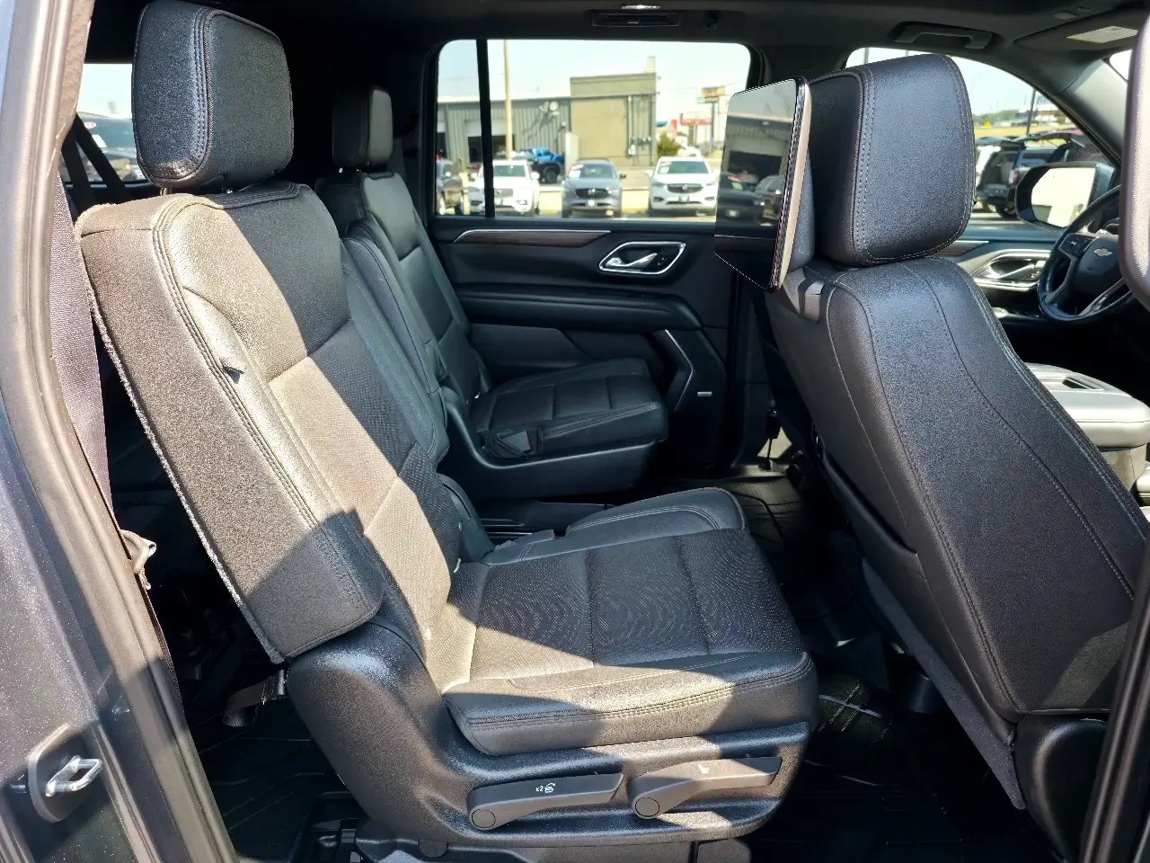 Chevrolet Suburban photo 11