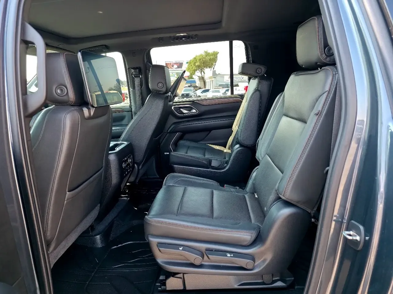 Chevrolet Suburban photo 8