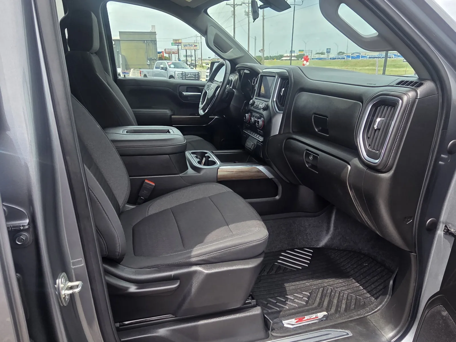 Chevrolet Silverado LTD photo 17