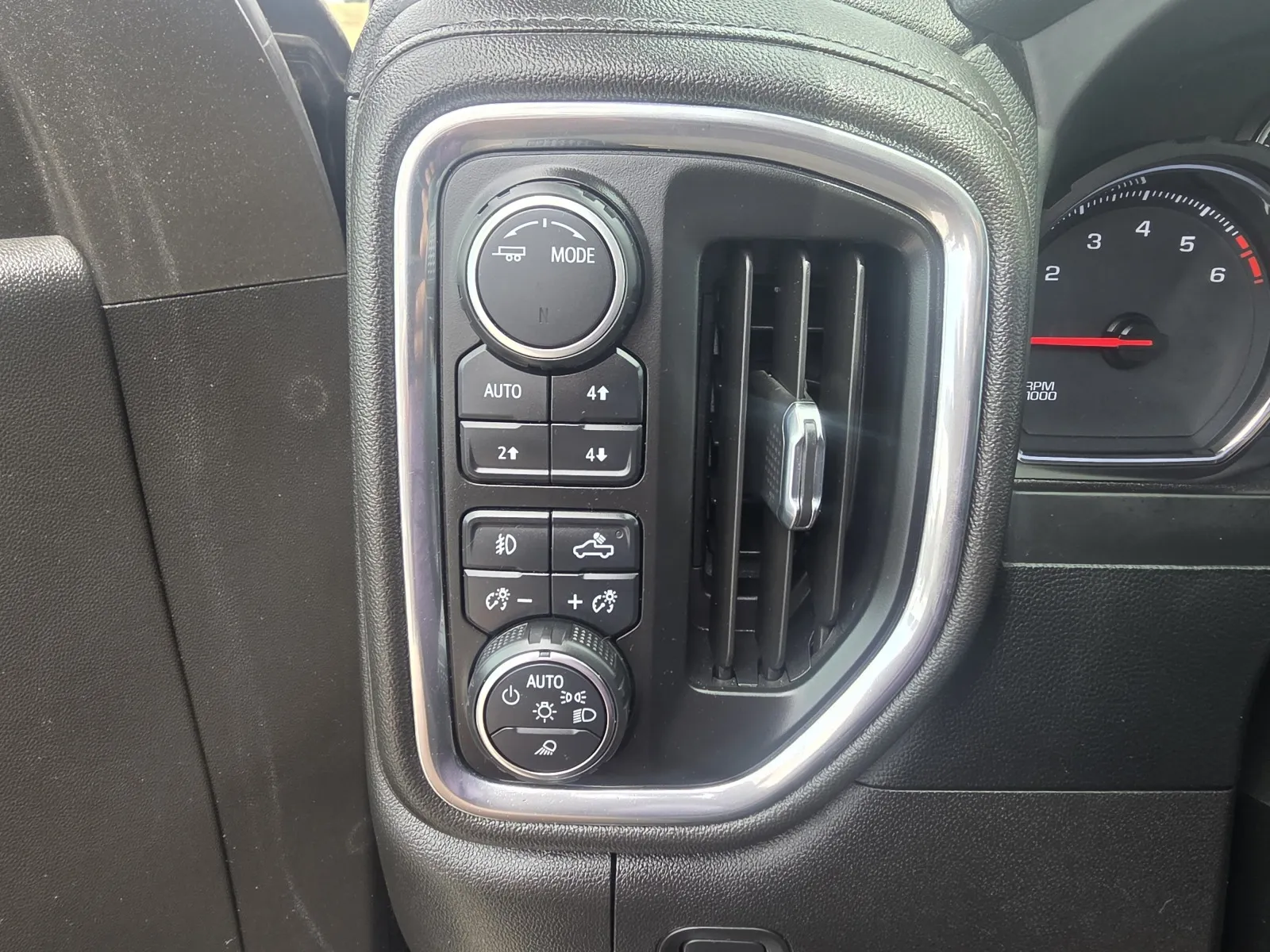 Chevrolet Silverado LTD photo 22