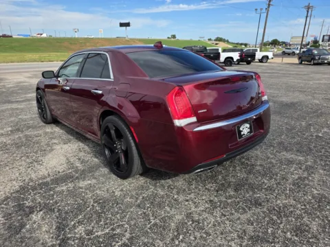 More photos of 2019 CHRYSLER 300 LIMITED at Williams Group Auto, TX