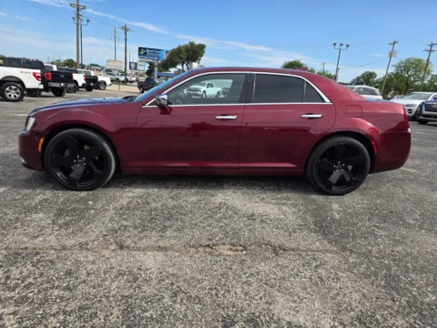 More photos of 2019 CHRYSLER 300 LIMITED at Williams Group Auto, TX