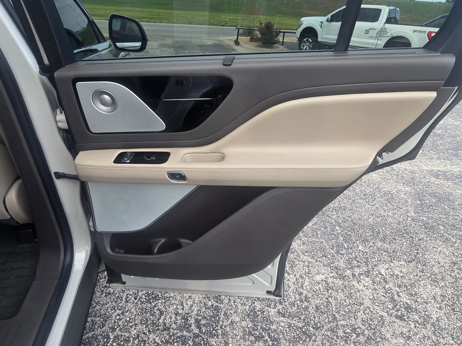 Lincoln Aviator photo 15