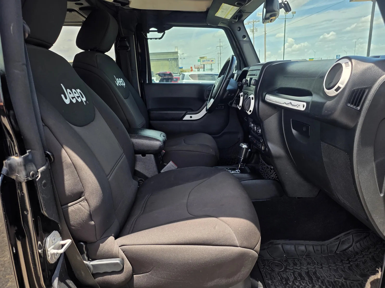 Jeep Wrangler photo 14