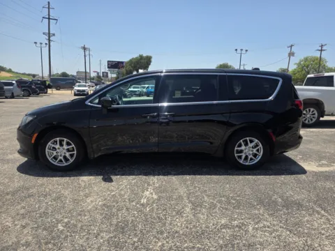 More photos of 2024 CHRYSLER VOYAGER LX at Williams Group Auto, TX
