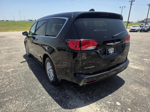 More photos of 2024 CHRYSLER VOYAGER LX at Williams Group Auto, TX