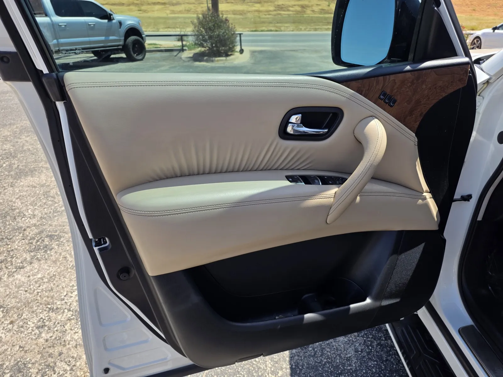 Nissan Armada photo 10