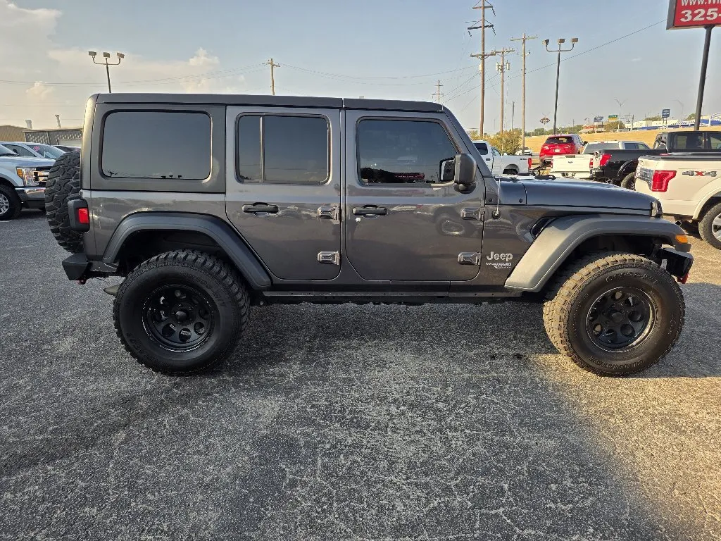 Jeep Wrangler photo 8