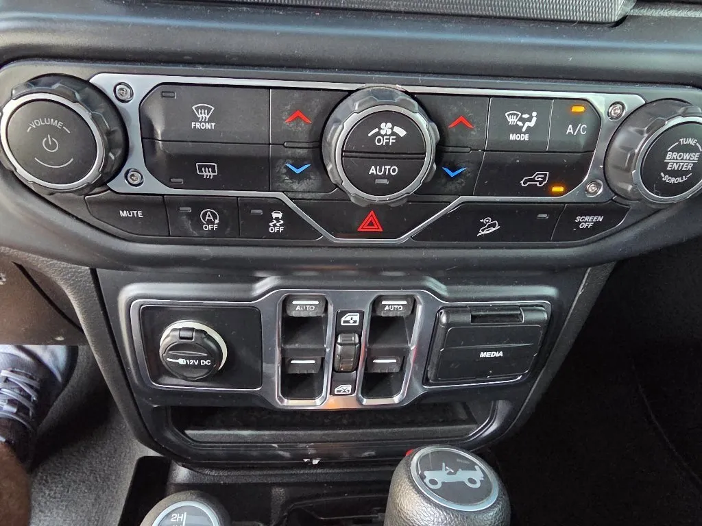 Jeep Wrangler photo 19