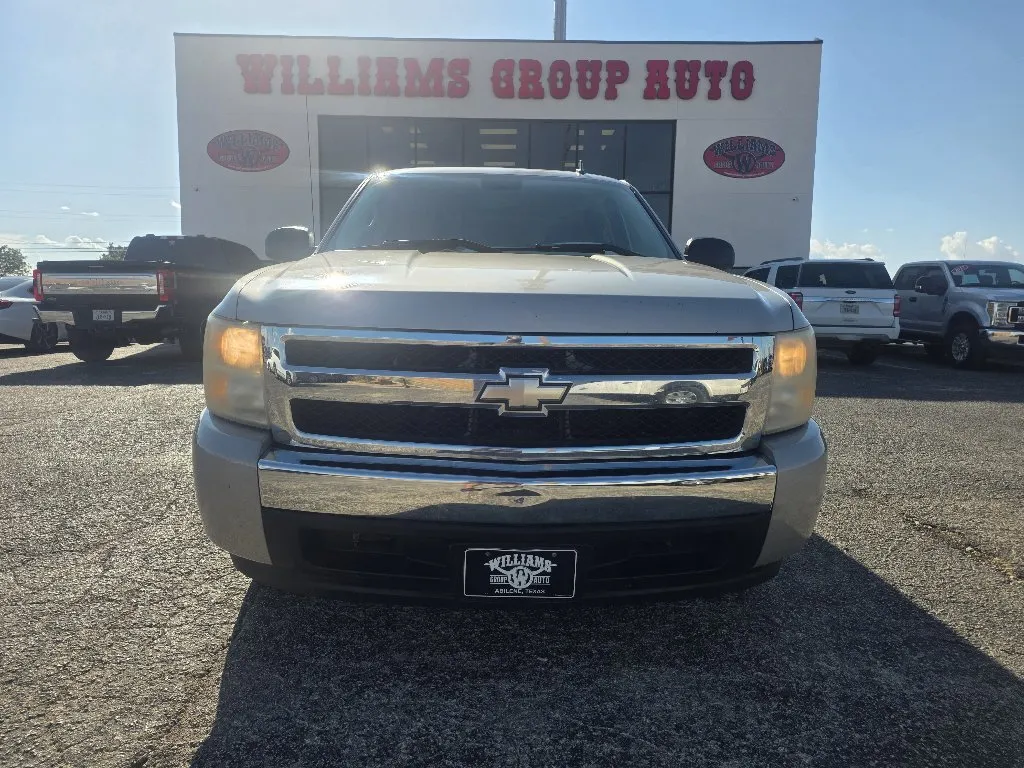Chevrolet Silverado photo 2